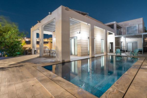 Luxury Villa with Infinity Pool
